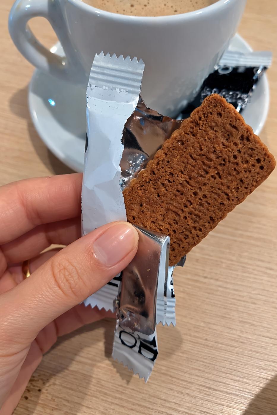 Café y galleta envuelta en plástico