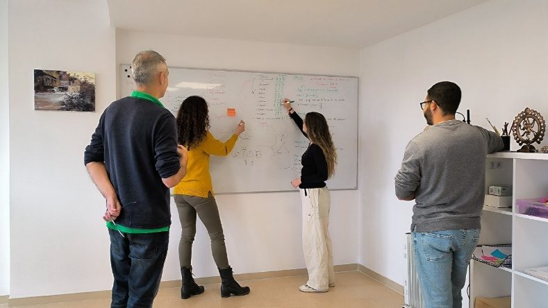 Equipo de iLerlab trabajando en la pizarra